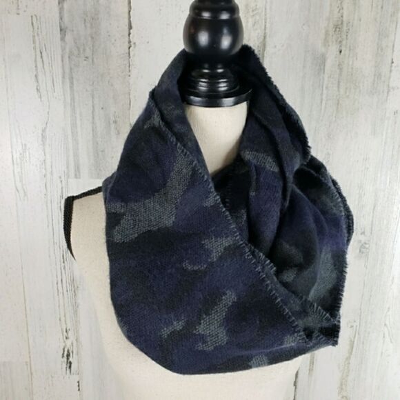 Camo Print Cozy Infinity Scarf - Picture 1 of 2